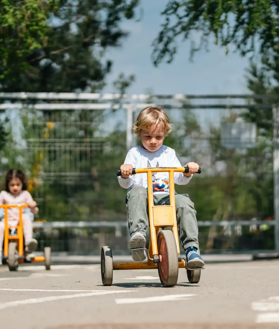 Enfants de maternelle sur la piste à porteurs de l'école