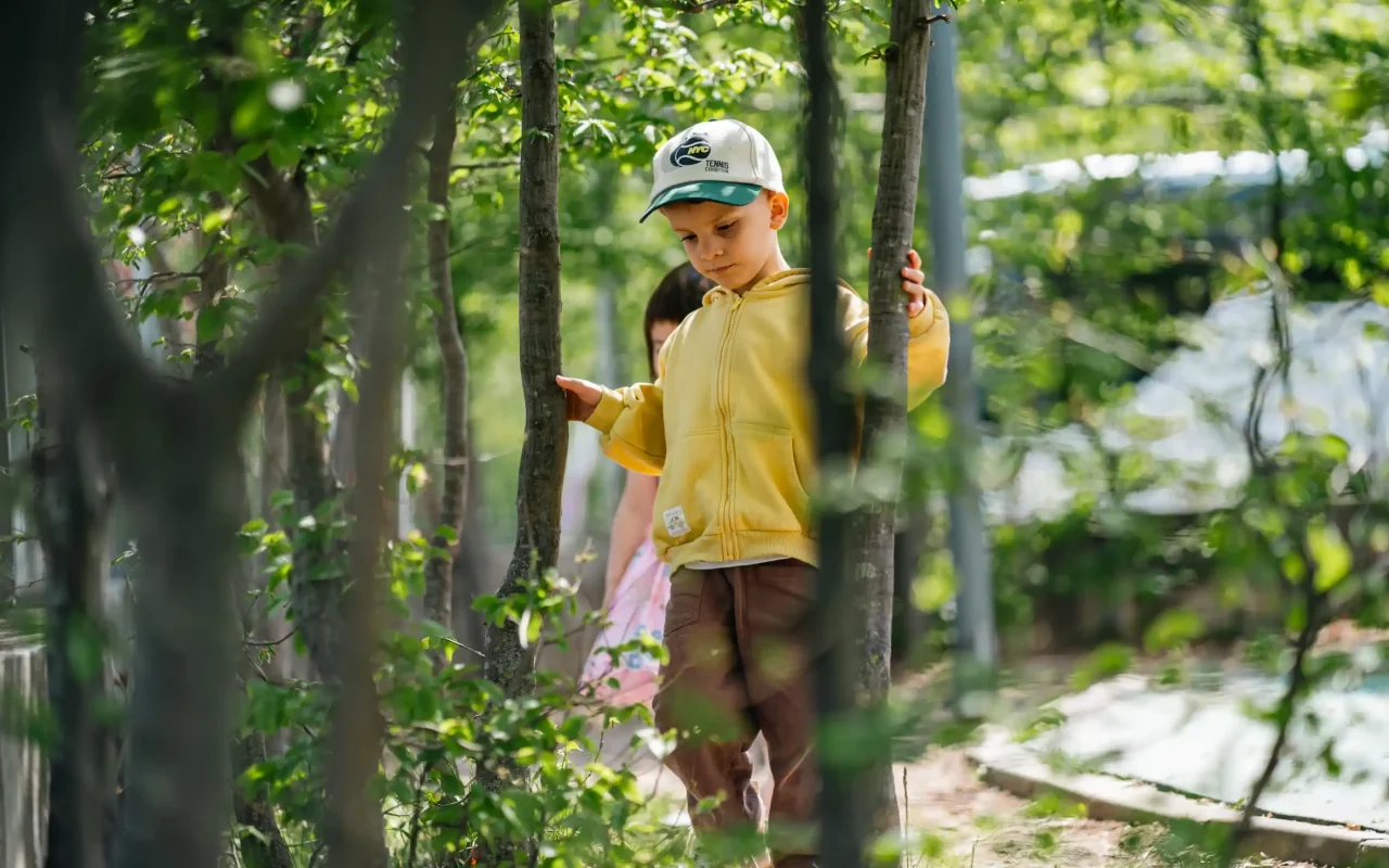 Sortie nature d'une classe de maternelle dans le parc de l'école