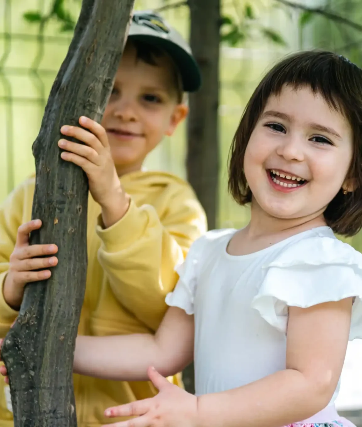 Deux enfants de maternelle sourient pendant la récréation