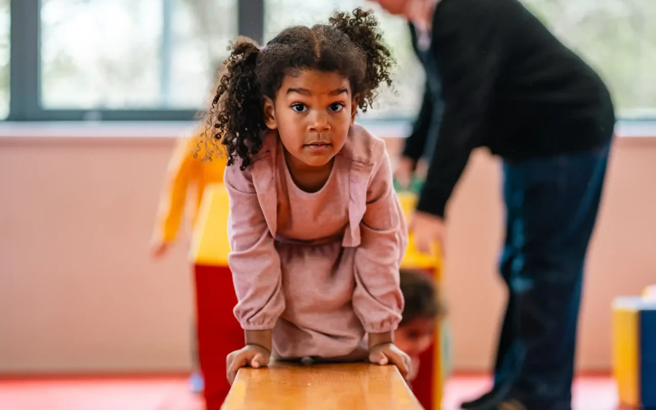 Séance de motricité en maternelle, accompagnée par une enseignante