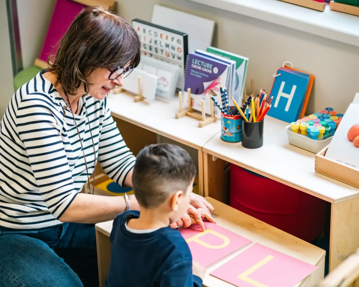 Une enseignante lit un album avec des élèves de maternelle
