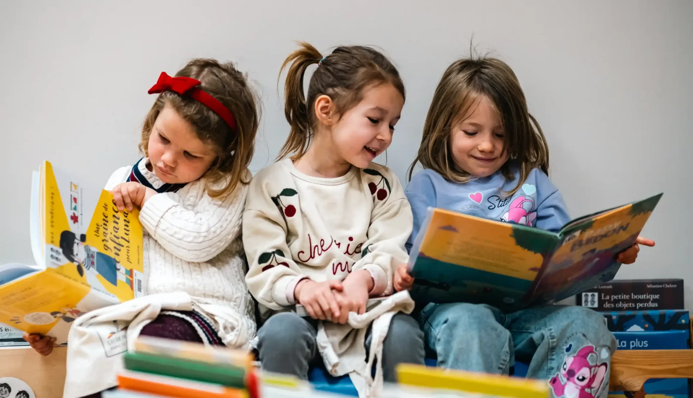 Trois élèves de maternelle découvrent un album ensemble