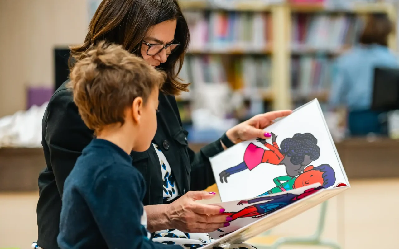 Lecture d'un album illustré à un groupe d'élèves de maternelle