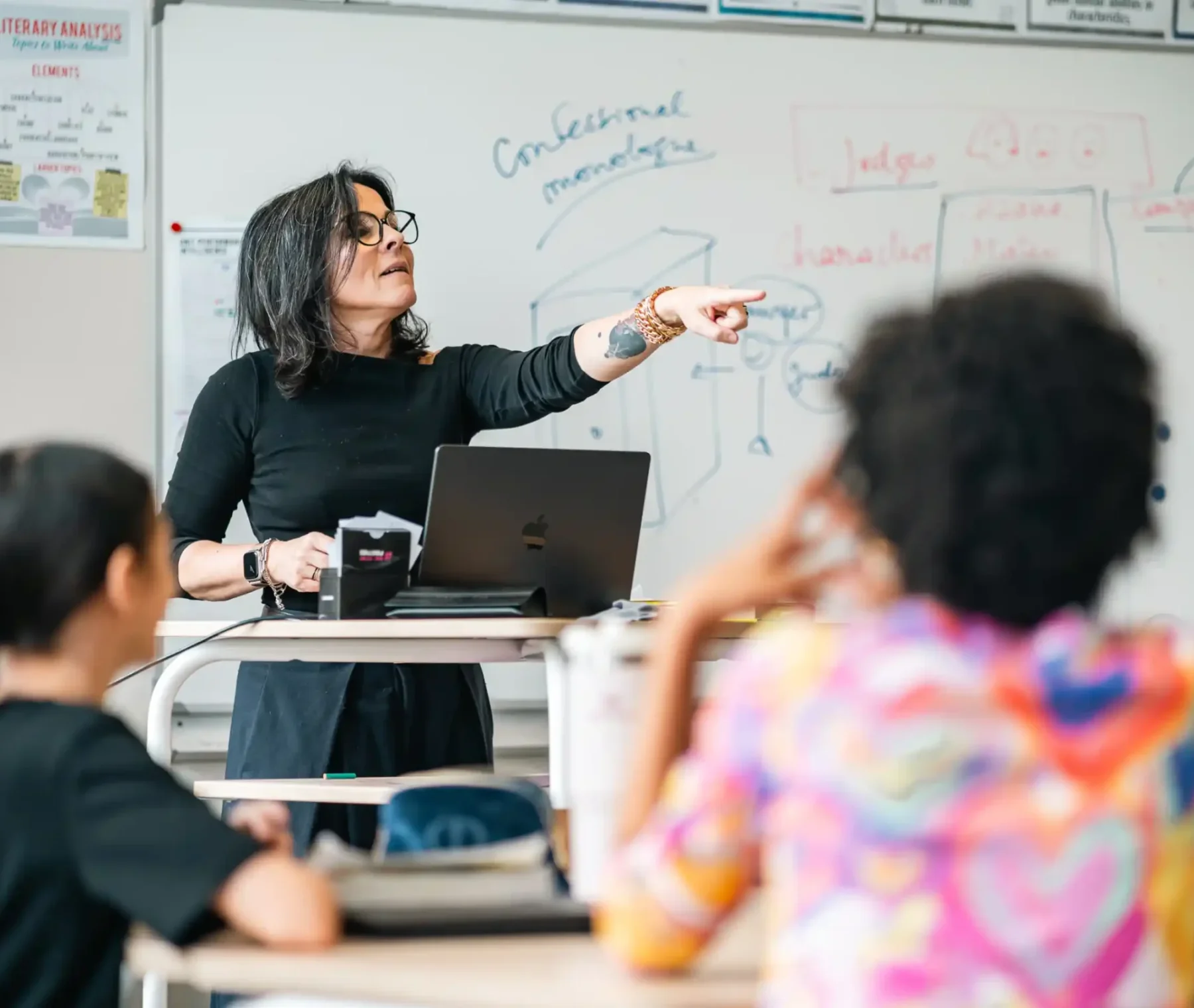 Une enseignante de la Section internationale au tableau devant ses élèves