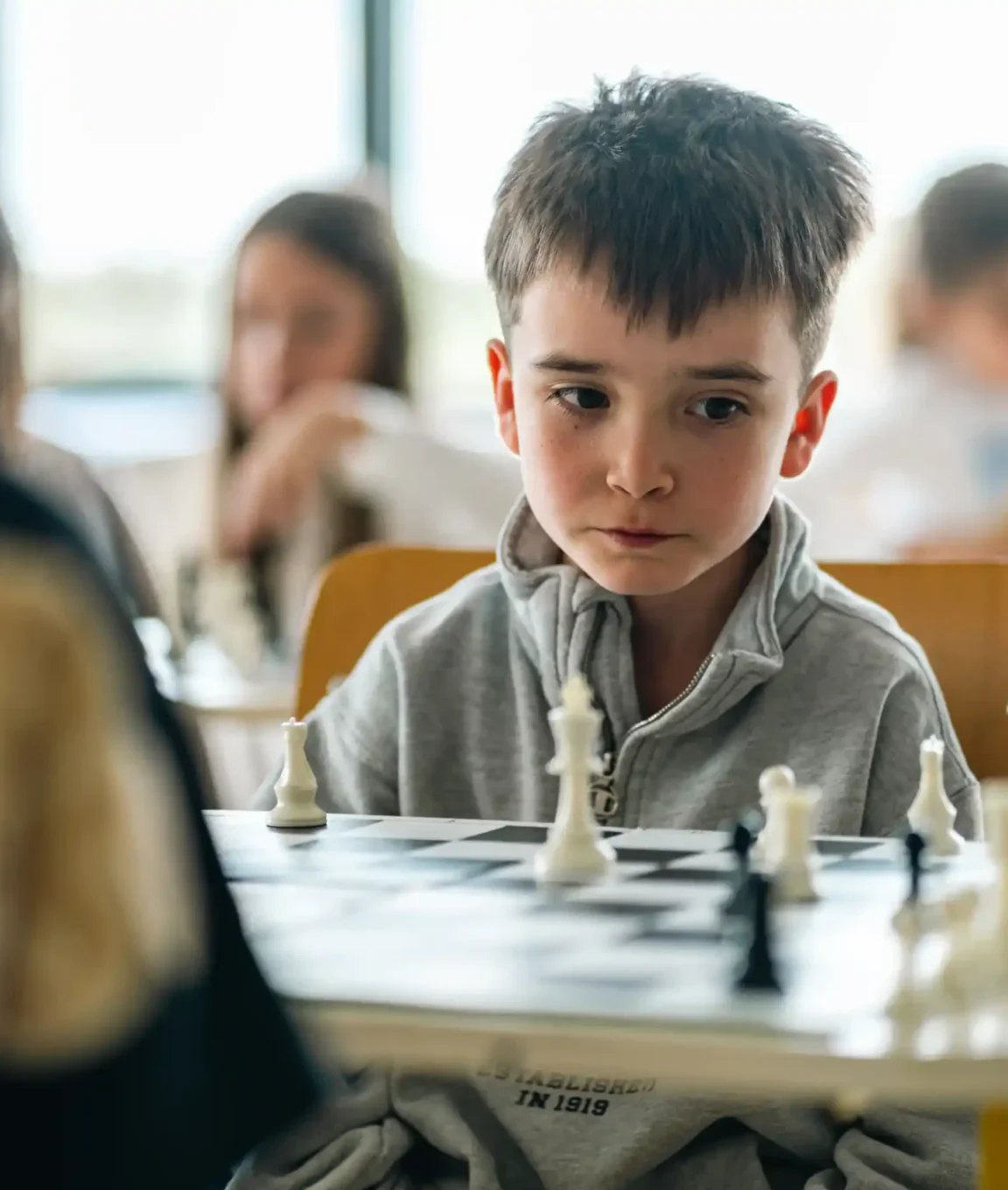 Un élève joue aux échecs en classe