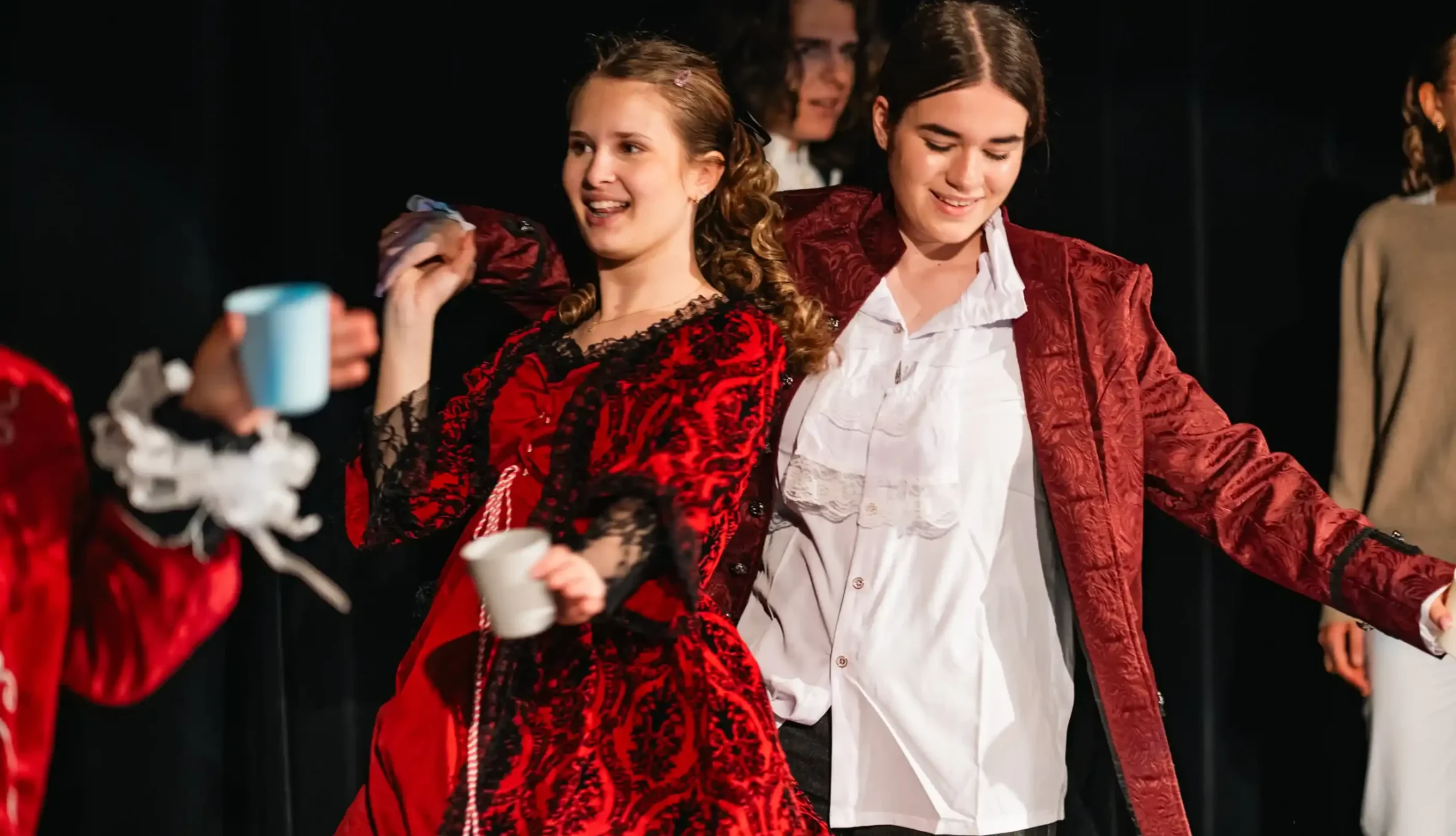 Élèves en costumes lors d'une représentation théâtrale