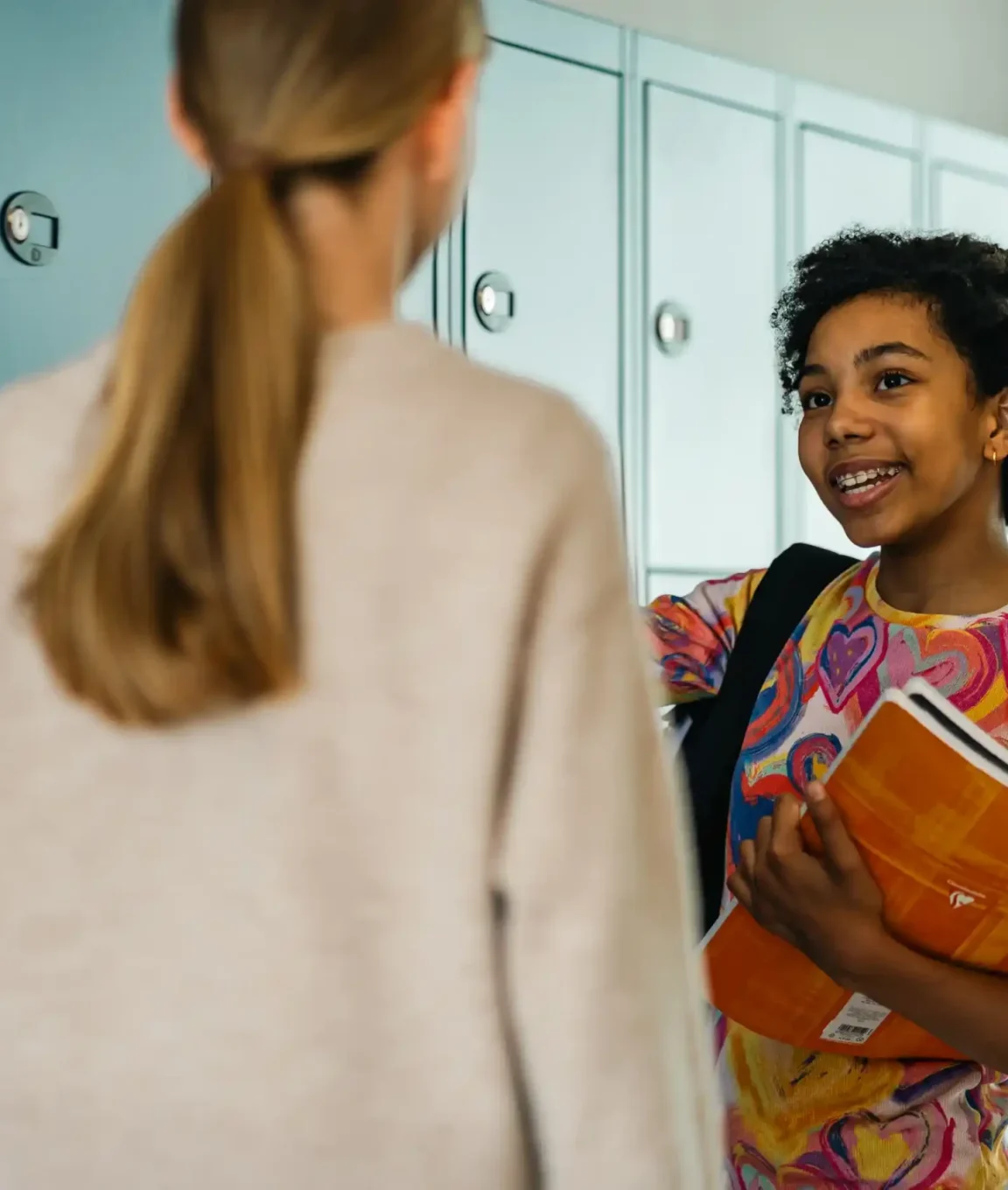 Deux élèves devant les casiers du collège-lycée