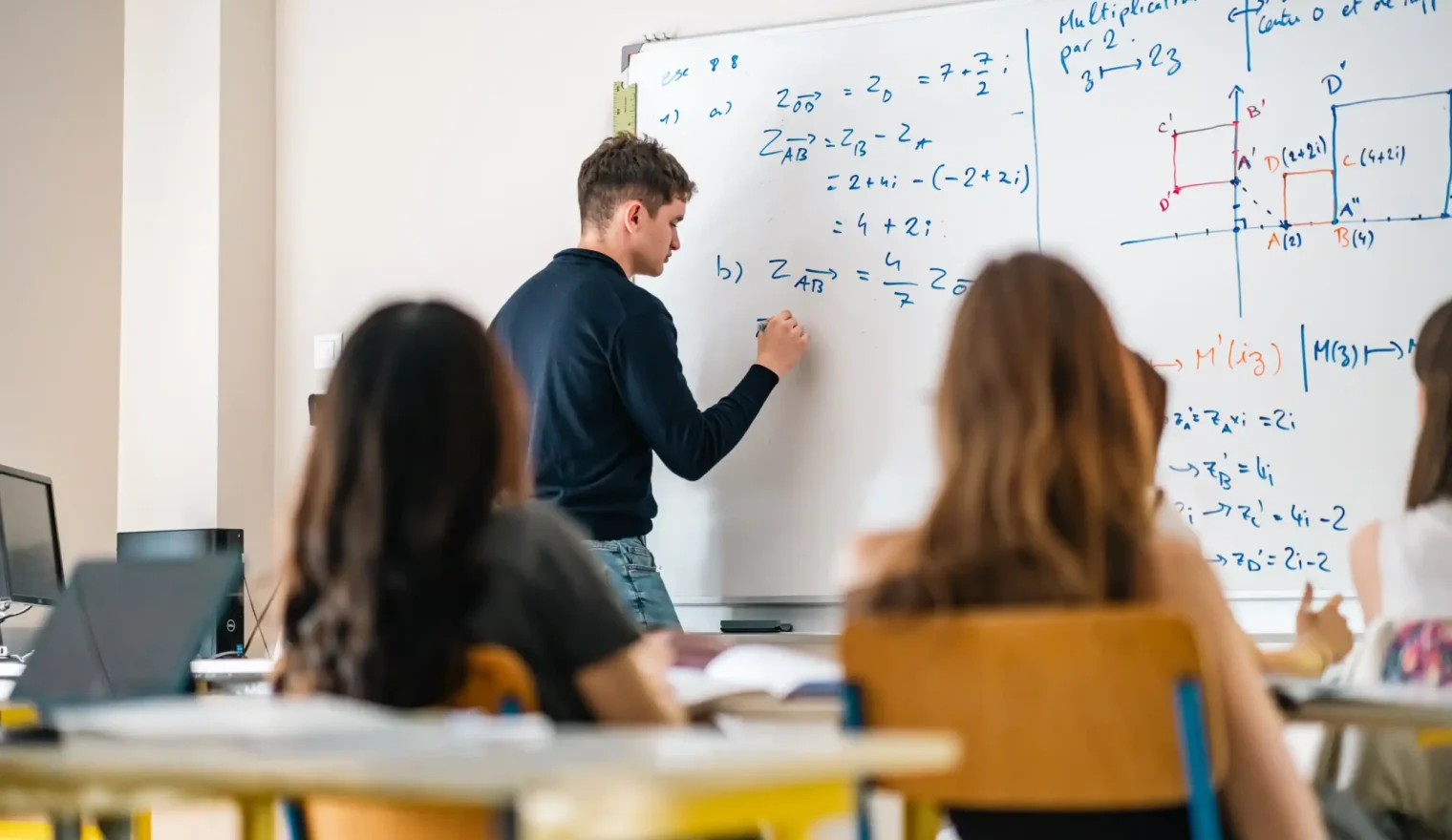 Cours de mathématiques au tableau en classe de lycée