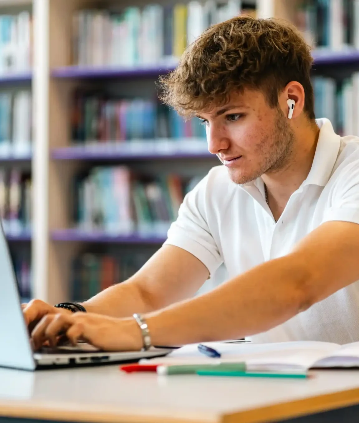 Un élève de lycée travaille à la médiathèque