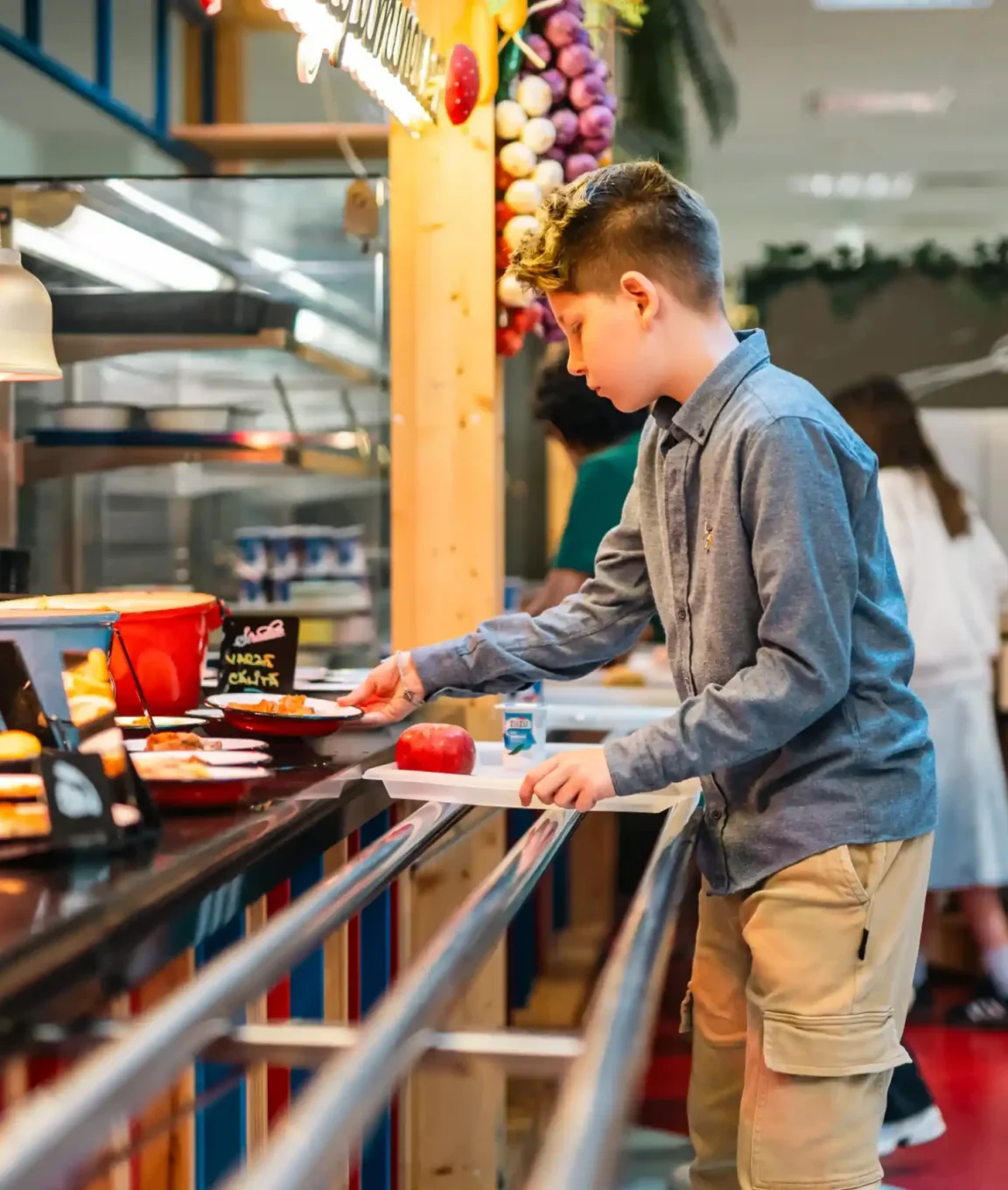 Élèves au self du restaurant scolaire