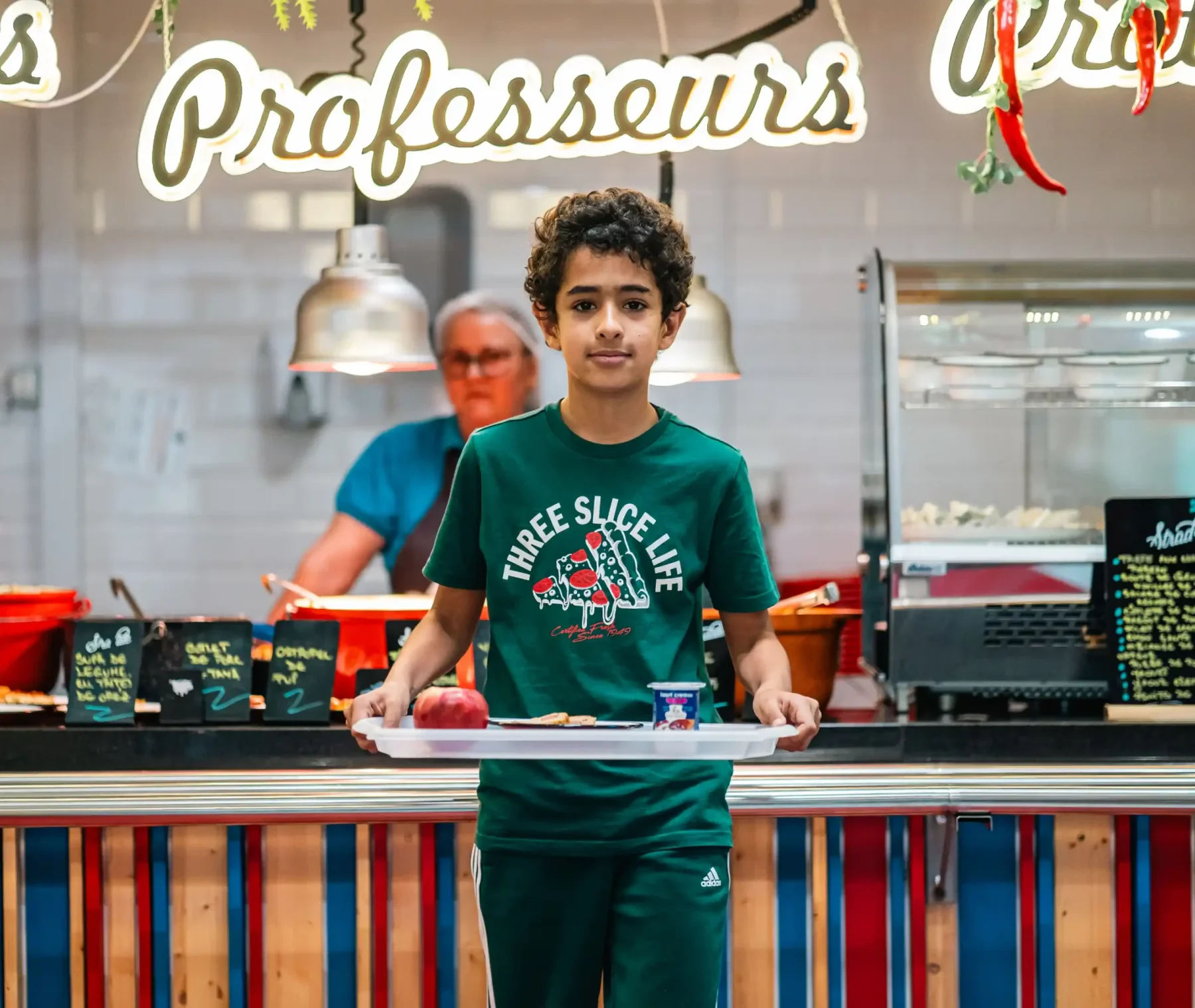 Un élève au comptoir du restaurant scolaire du Lycée Français Anna de Noailles