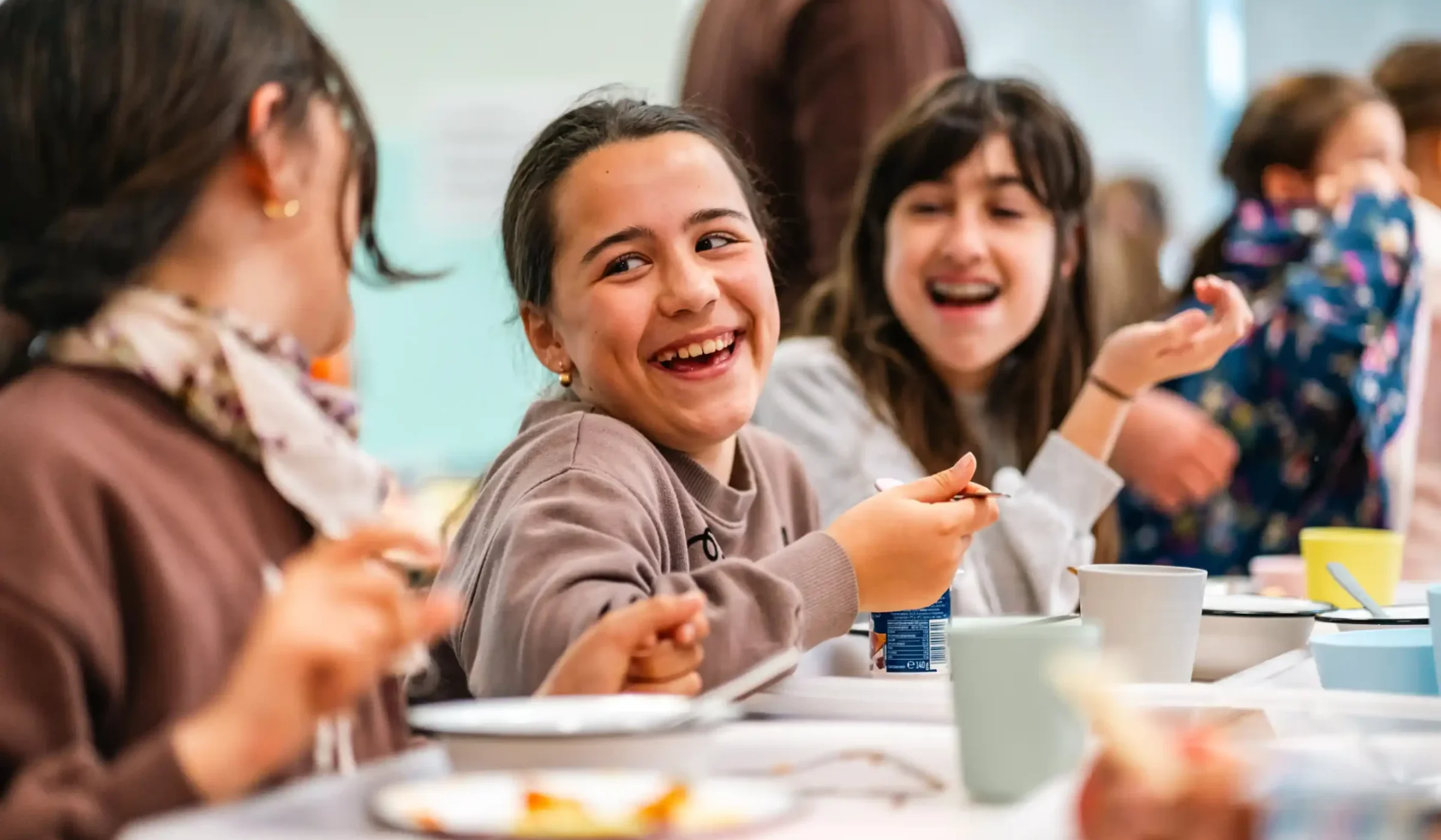 Élèves attablés au restaurant scolaire