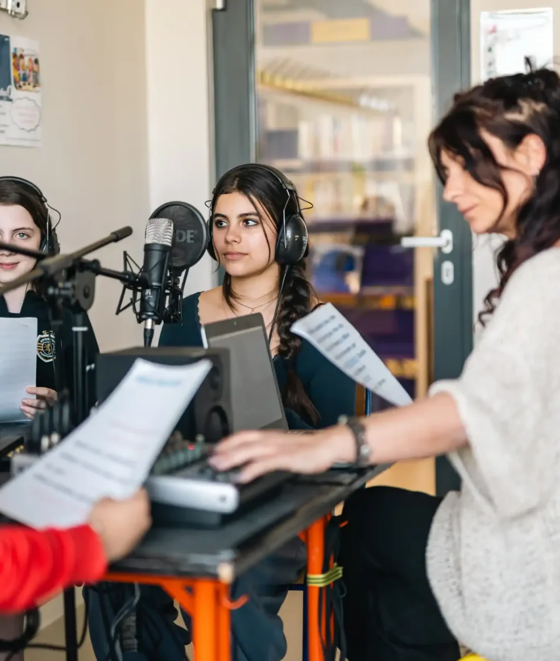 Élèves en régie au studio radio de l'école