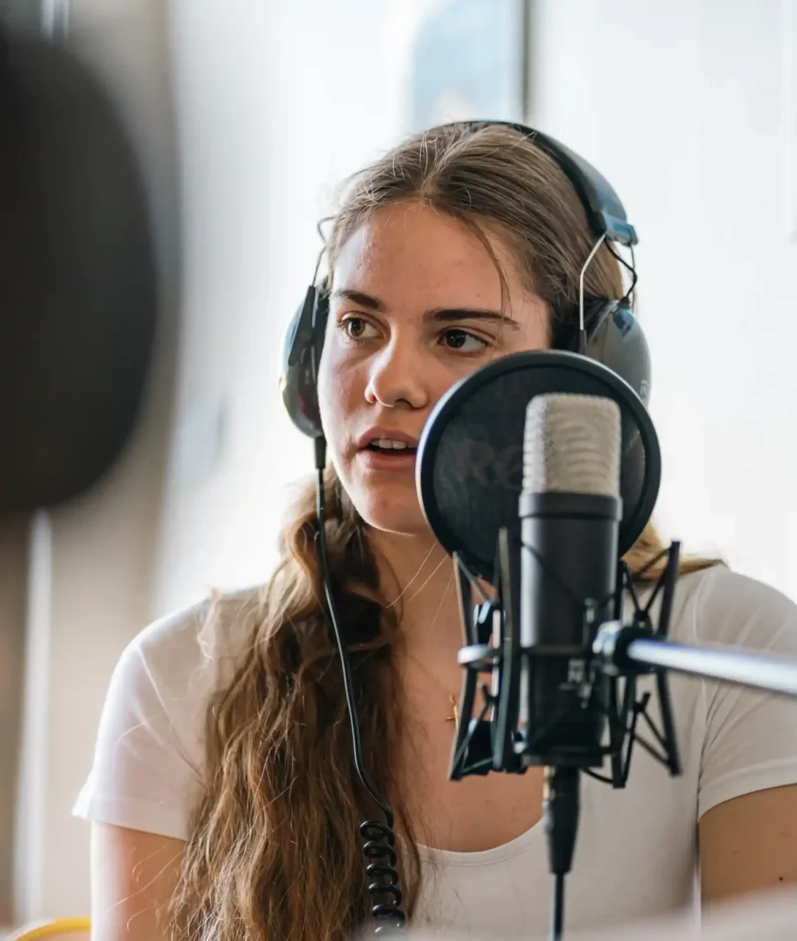 Une élève au micro du studio radio