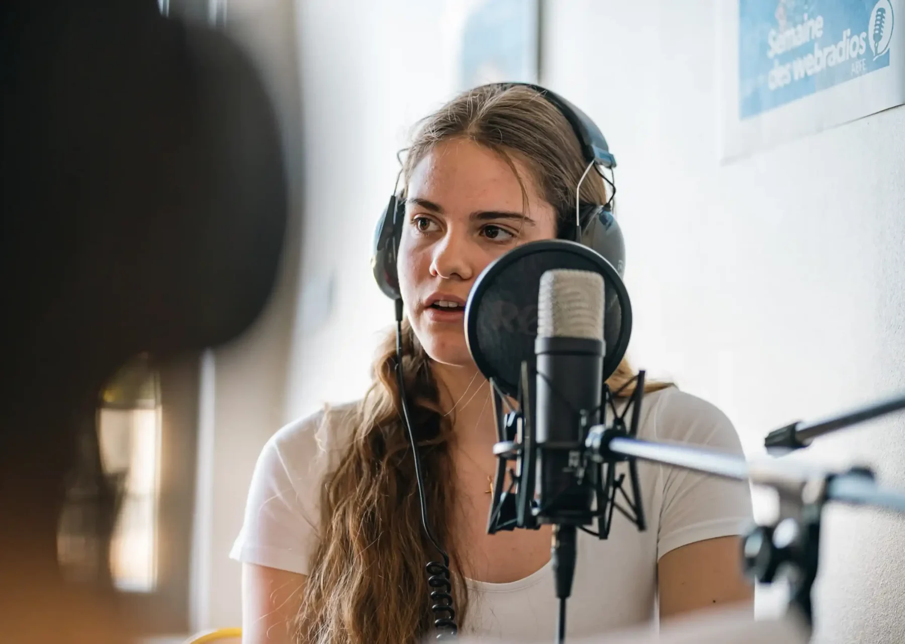 Une élève au micro du studio radio
