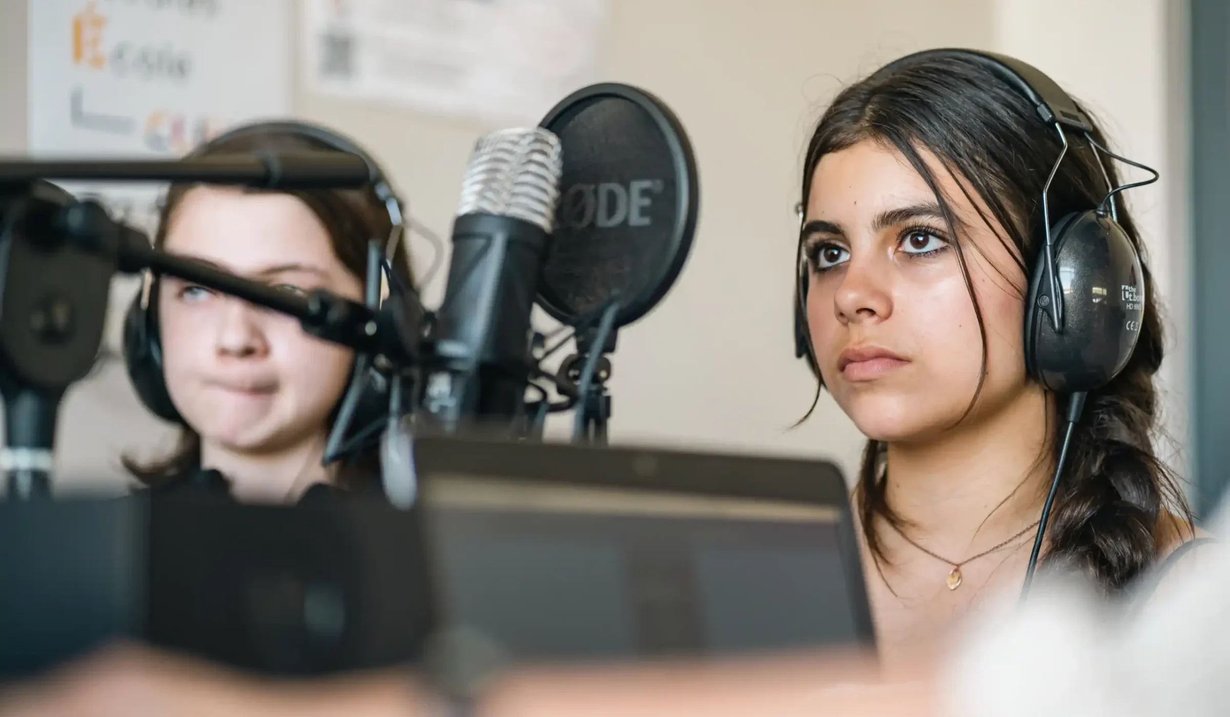 Deux élèves enregistrent une émission au studio radio