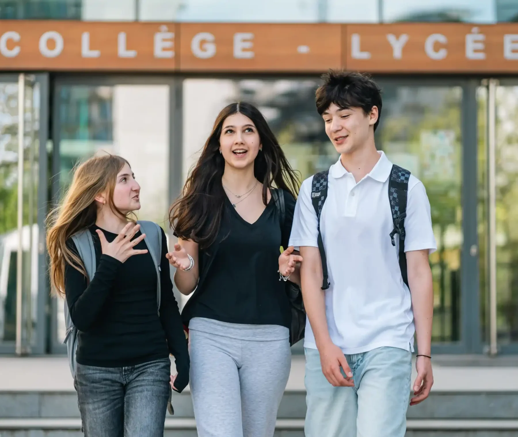 Des élèves sortent du bâtiment collège-lycée à la fin des cours